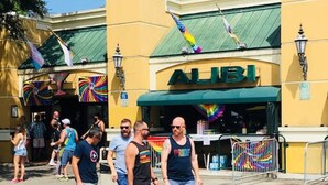 Un edificio con il cartello 'ALBI' e decorazioni colorate.