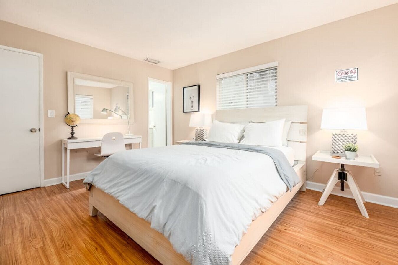 مكتب ومكواة/لوح كي وواي فاي مجانًا وملاءات أسرّة