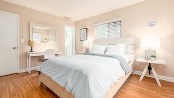 Skrivebord, strygejern/strygebræt, gratis Wi-Fi, sengetøj