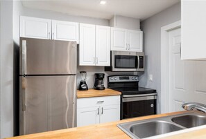 Réfrigérateur, four à micro-ondes, un four, surface de cuisson