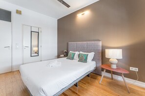 Tabla de planchar con plancha, acceso a internet y ropa de cama 