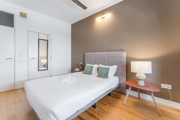 Iron/ironing board, Internet, bed sheets