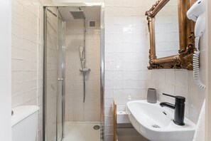 Regadera, amenidades de baño gratuitas, secadora de cabello, toallas 