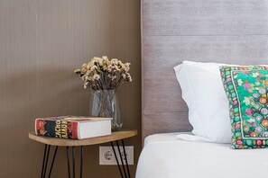 Tabla de planchar con plancha, acceso a internet y ropa de cama 