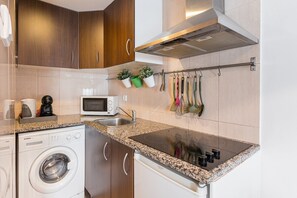 Geladeira, micro-ondas, cafeteira/chaleira, torradeira