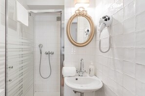 Douche, sèche-cheveux, serviettes fournies