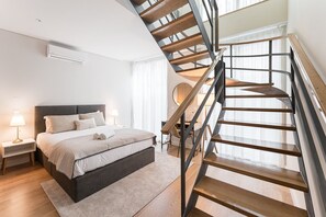 1 quarto, escrivaninha, ferros/tábuas de passar roupa, acesso à internet