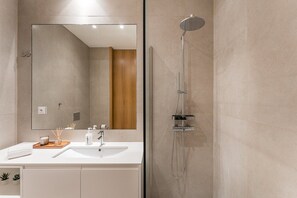 Douche, sèche-cheveux, serviettes fournies, savon
