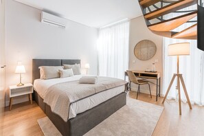 1 habitación, escritorio, tabla de planchar con plancha y internet 