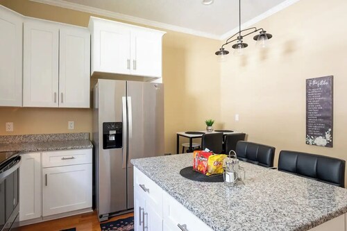 Modern 3-bedroom house, TV each room,big fence yard, Pet stay free, Lighted Deck