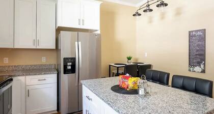 Modern 3-bedroom house, TV each room,big fence yard, Pet stay free, Lighted Deck