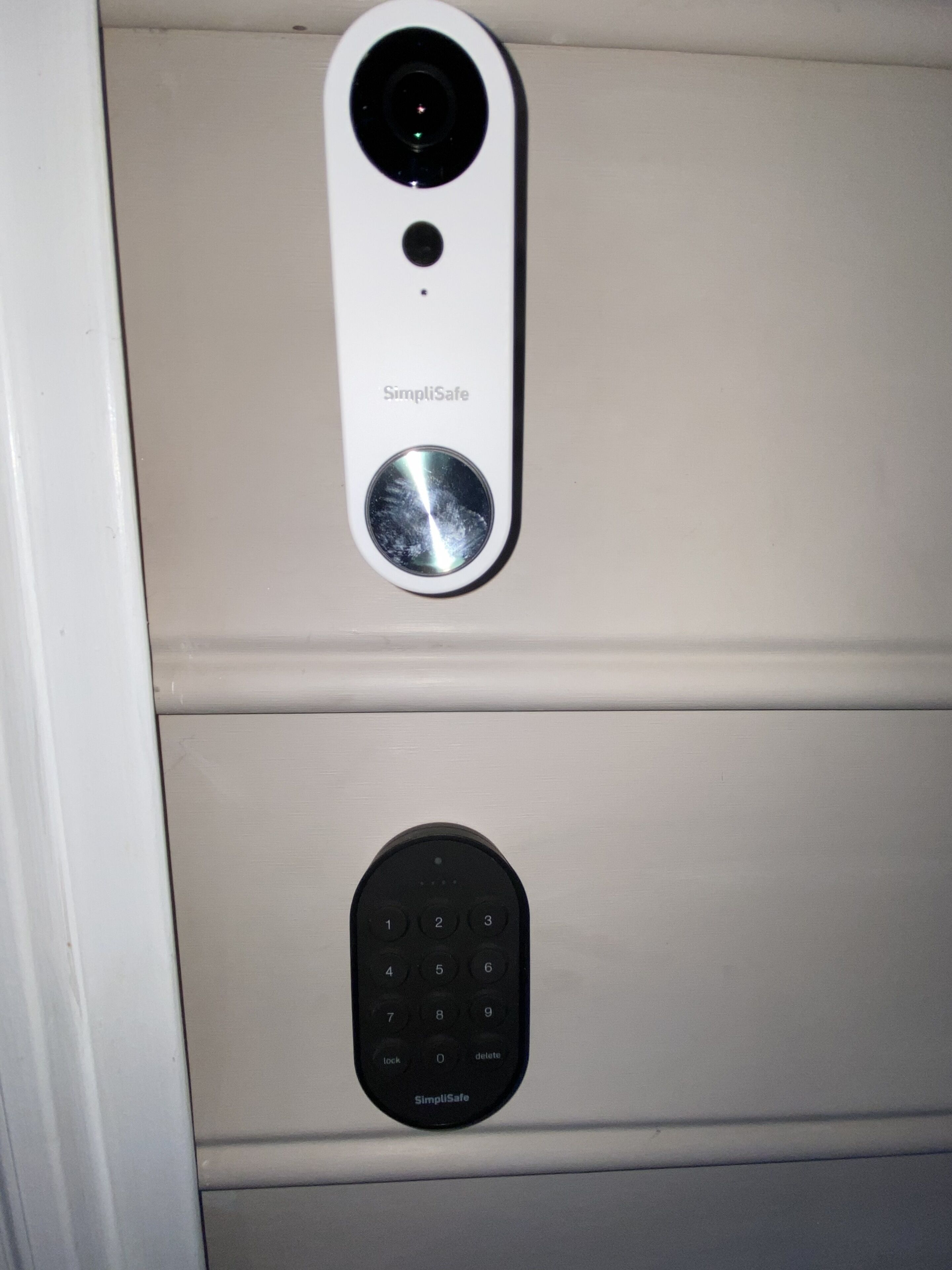 Panel de control con teclado numérico y escáner de huellas dactilares.