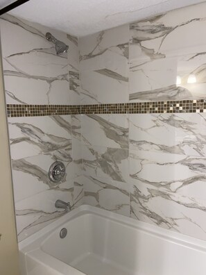 Badewanne, Haartrockner, Handtücher, Seife