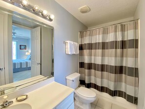 Combined shower/bathtub, towels