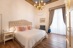 1 غرفة نوم وخزنة داخل الغرفة ومكتب ومكواة/لوح كي