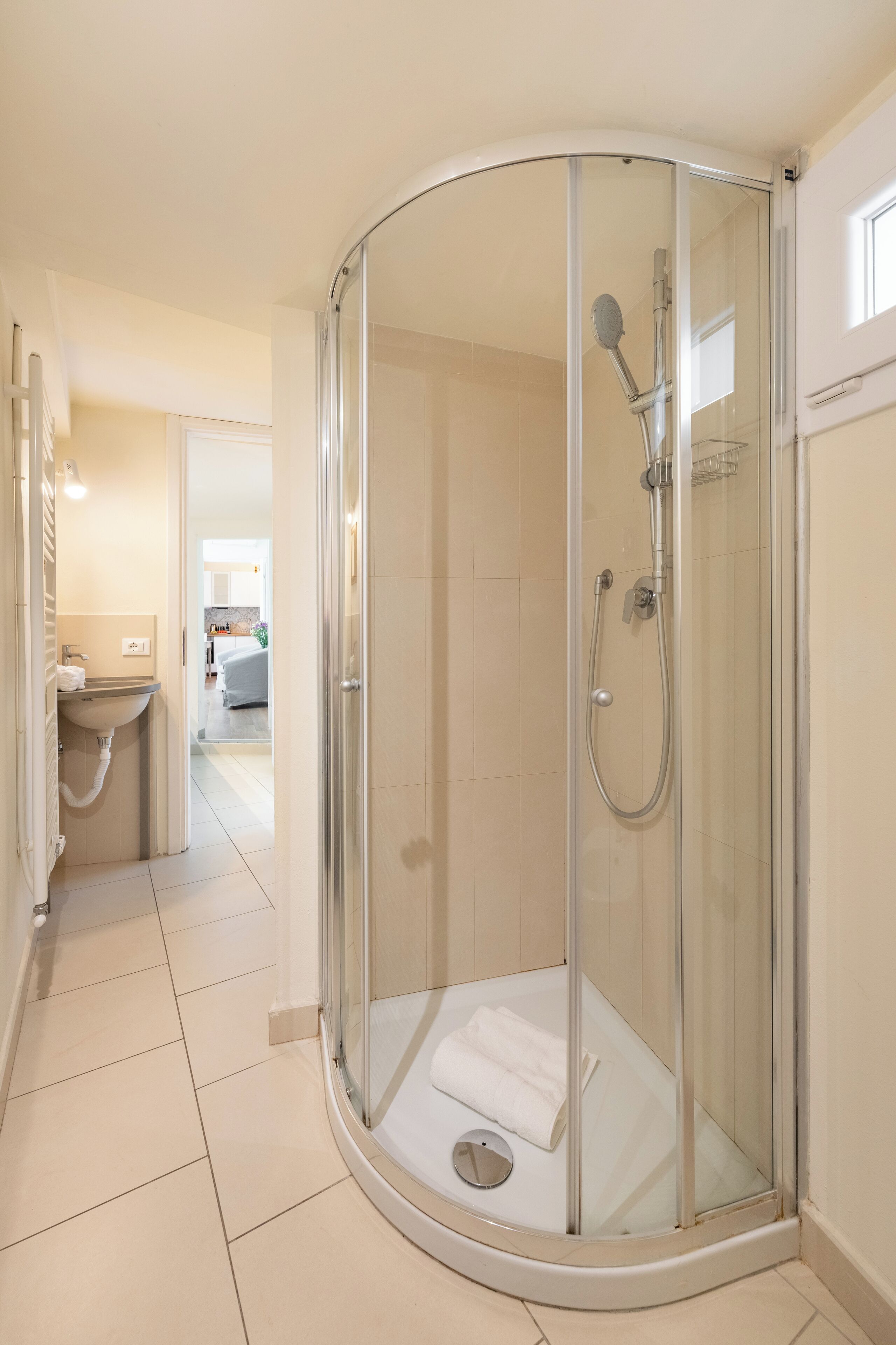 Dusche, Haartrockner, Bidet, Handtücher