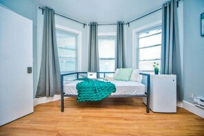 4 habitaciones, escritorio, tabla de planchar con plancha y wifi gratis 