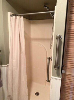 Een douche, een bubbelbad, een haardroger, handdoeken