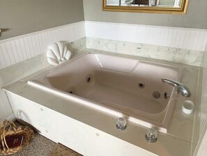 Shower, jetted bath, hair dryer, towels