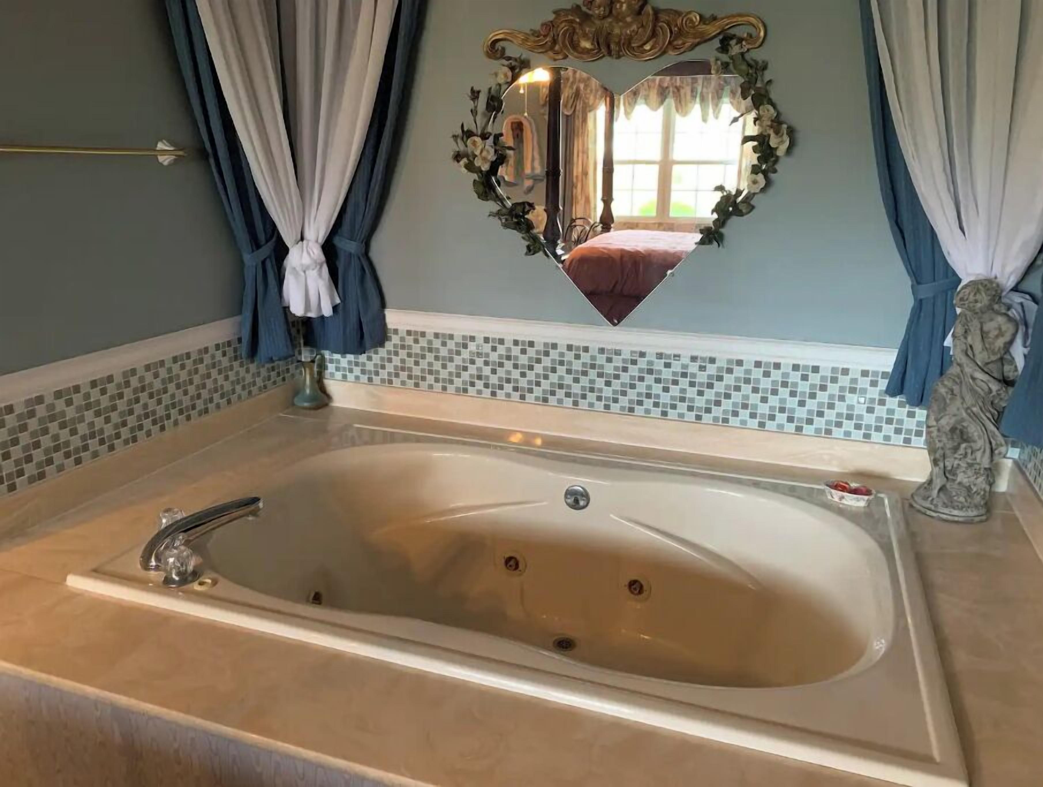 Douche, baignoire à remous, séchoir à cheveux, serviettes fournies