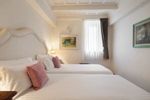 2 Schlafzimmer, Zimmersafe, Schreibtisch, Bügeleisen/Bügelbrett