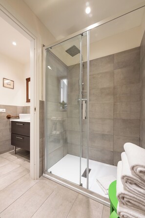 Dusche, Haartrockner, Bidet, Handtücher