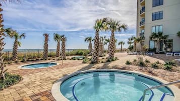 Alberca al aire libre y alberca climatizada