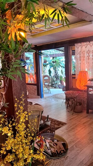 Smart TV de 43 pulgadas con canales digitales, televisión y Netflix