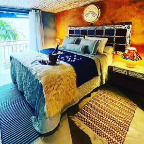 ห้องดีลักซ์ดับเบิล, เตียงใหญ่ 1 เตียง, ระเบียง, วิวสวน | เครื่องนอนระดับพรีเมียม, ห้องพักตกแต่งอย่างมีเอกลักษณ์