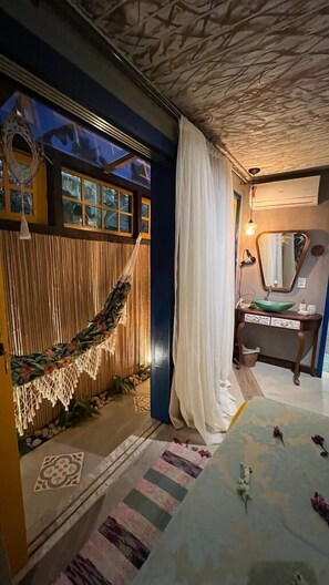 Habitación doble Deluxe, 1 cama matrimonial, balcón, vista al jardín | Ropa de cama de alta calidad y decoración personalizada