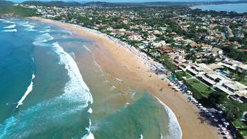 Una playa cerca, arena blanca
