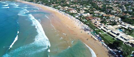 Una playa cerca, arena blanca