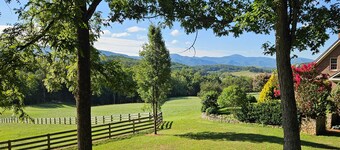  Loft apartment in a working horse barn.  Minutes from Lexington and the  VAHC.