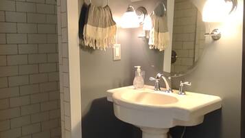 淋浴设施、吹风机、毛巾、肥皂