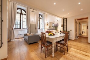 2 bedrooms, in-room safe, desk, iron/ironing board - Mascagni Apartment - Palazzo D'Ambra Historical Residence (Firenze)