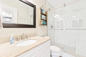 Combined shower/bathtub, hair dryer, towels, toilet paper - Cotton Bayou 2A is a private beach getaway! Condo located on the 1st floor (Orange Beach)