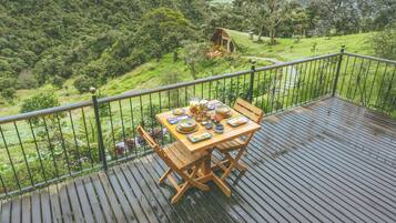 Termasuk sarapan masakan tempatan setiap hari