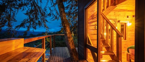 Casa en un árbol, varias camas, vistas a la montaña | Terraza o patio