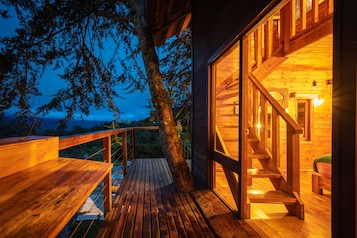 Cabane dans un arbre, Plusieurs lits, vue sur la montagne | Terrasse/patio
