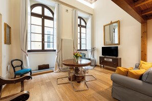 Smart TV, books - Apartment D'Asburgo Lorena near the Cathedral (Firenze)