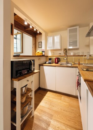Réfrigérateur, four à micro-ondes, un four, surface de cuisson
