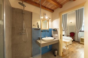 Dusche, Haartrockner, Bidet, Handtücher