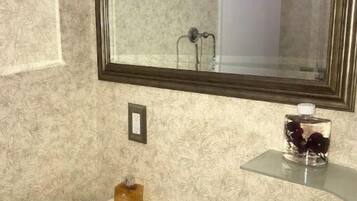 Ducha, secador de pelo, toallas y jabón