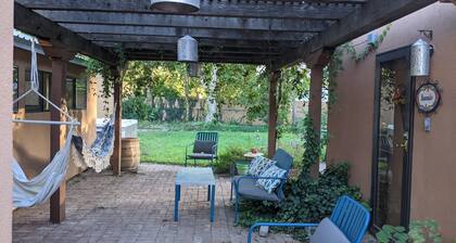 The Oasis: Guesthouse w/ Lush Shared Yard & Hot Tub- Great Location!