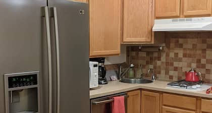 The Oasis: Guesthouse w/ Lush Shared Yard & Great Location!