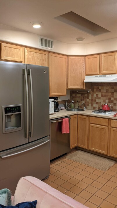 The Oasis: Guesthouse w/ Lush Shared Yard & Great Location!