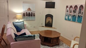 Smart TV, books - The Oasis: Guesthouse w/ Lush Shared Yard & Great Location! (Carlsbad)