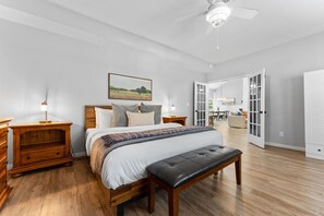5 habitaciones, escritorio y tabla de planchar con plancha