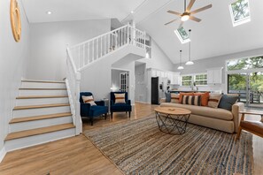 Smart TV, caminetto, tavolo da calcetto, libri