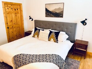3 habitaciones, escritorio y tabla de planchar con plancha 